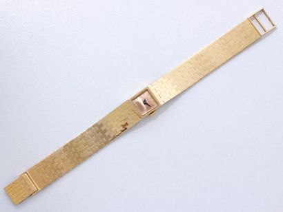 null Montre bracelet de dame en or 750 millièmes, cadran doré avec index bâtons gravés....