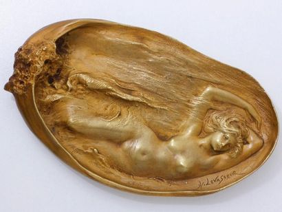 LEVASSEUR Henri-Louis (1853-1934) 
Vide-poches en bronze doré de forme ovoïde, à...
