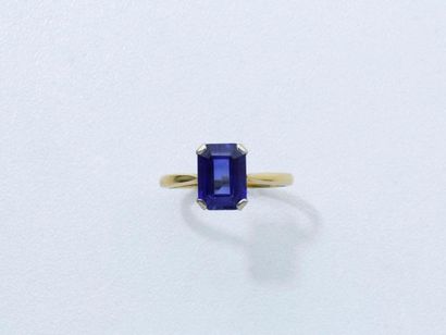 null Bague en or 750 millièmes ornée d'une pierre bleue taille émeraude en serti...