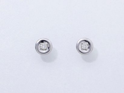 null Paire de clous d'oreilles en or gris 750 millièmes ornés d'un diamant brillanté...