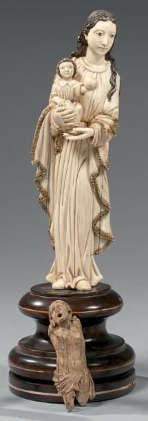 null Grande Vierge à l'Enfant en ivoire en ronde-bosse, polychrome et doré, debout...