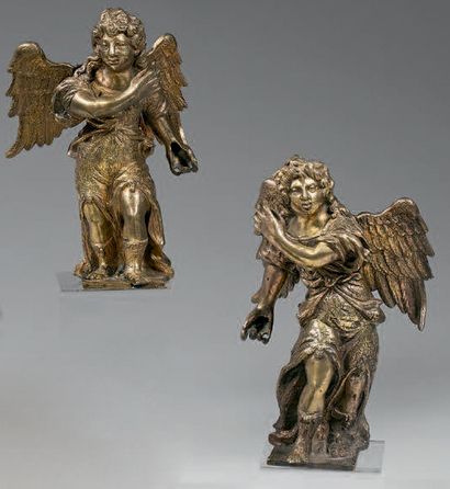 null Paire d'anges thuriféraires en bronze doré et ciselé, en contraposto symétrique,...