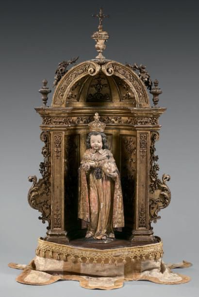 null Rare sculpture en ronde-bosse représentant un jeune monarque richement vêtu...