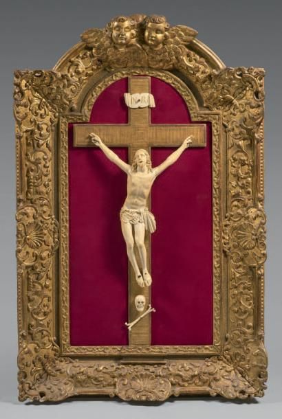 null Christ janséniste en croix en ivoire en ronde-bosse, représenté vivant. Le périzonium...