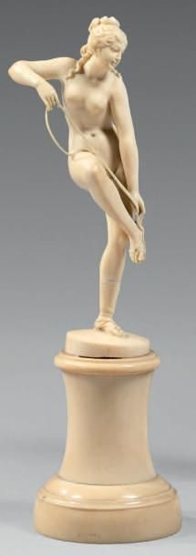 null Statuette en ivoire finement sculptée représentant Vénus attachant ses spartiates;...