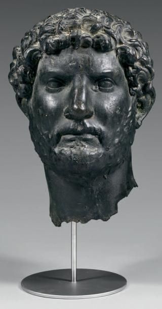null Tête en bronze patiné représentant l'empereur Hadrien, la tête légèrement tournée...