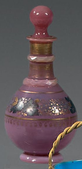 France Opalines «gorge de pigeon», comprenant: une bouteille et un bouchon à décor...