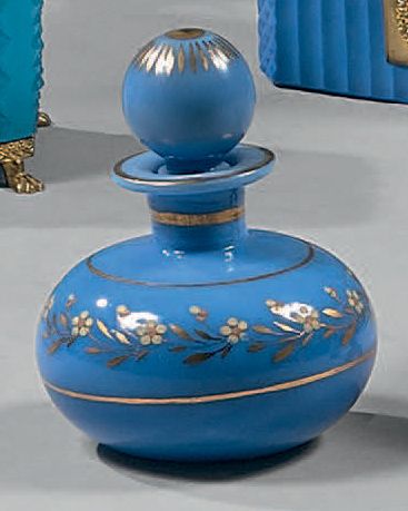France Opalines bleu lavande, comprenant: une paire de vases Médicis à pointes de...