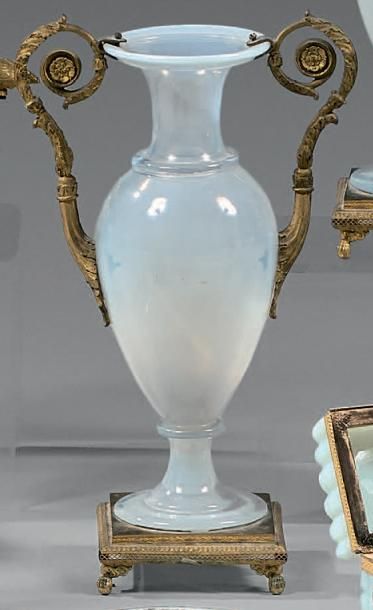 France Paire de vases en opaline «bulle de savon» à montures en bronze doré, de forme...
