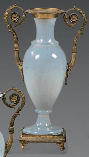 France Paire de vases en opaline «bulle de savon» à montures en bronze doré, de forme...