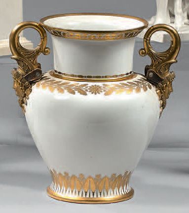 SÈVRES Vase de forme balustre à col évasé séparé, d'origine en deux parties, en porcelaine...