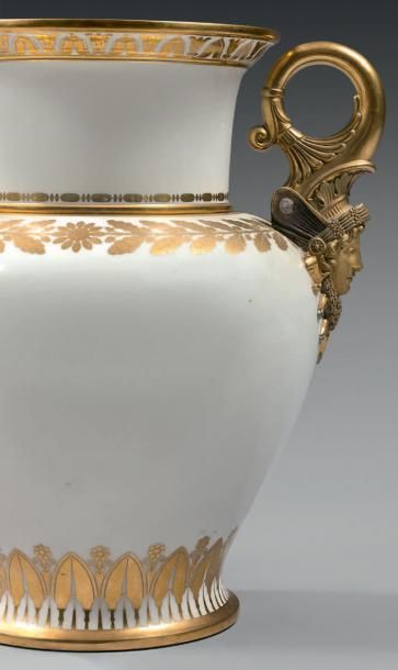 SÈVRES Vase de forme balustre à col évasé séparé, d'origine en deux parties, en porcelaine...