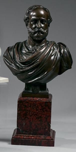 L.VERAY Buste en bronze ciselé et patiné représentant le comte de Chambord.
Piédouche...