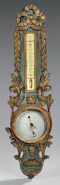 null Baromètre-thermomètre en bois sculpté, doré et rechampi vert; à l'amortissement...