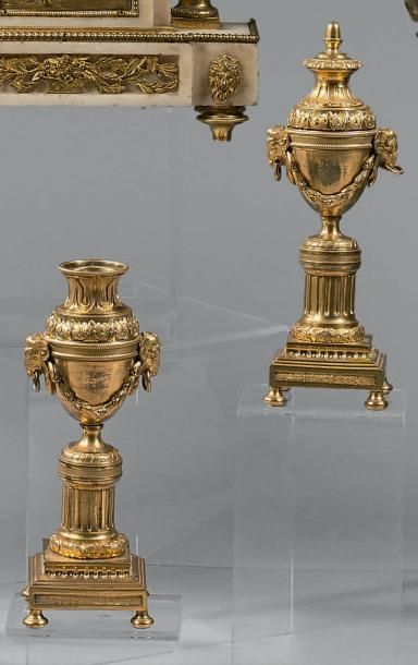 null Paire de cassolettes en bronze ciselé et doré sous la forme de vases à couvercles...