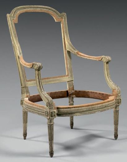 null Large fauteuil en hêtre mouluré, sculpté et laqué gris, à décor de raies de...