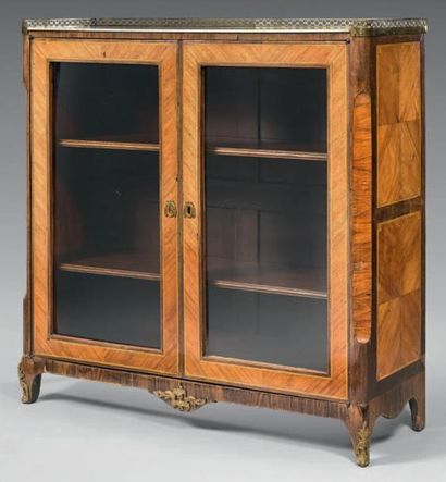 null Vitrine en bas d'armoire marquetée en quartefeuille et frisage de bois de rose...