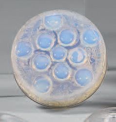 LALIQUE René (1860-1945) 
Boîte ronde «Roger». Épreuve de tirage industriel réalisée...