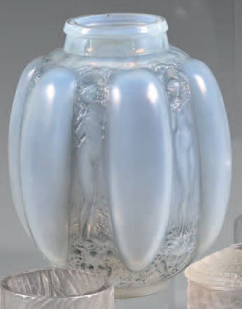 LALIQUE René (1860-1945) 
Vase «Six Figurines et Masques». Épreuve de tirage industriel...