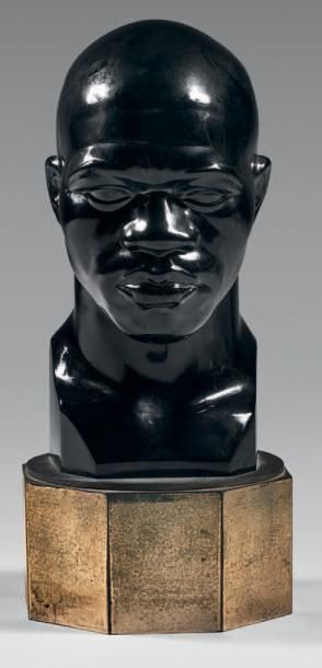 GORO 
«Tête d'Africain». Épreuve réalisée en opaline noire, base octogonale en bronze.
Signée...