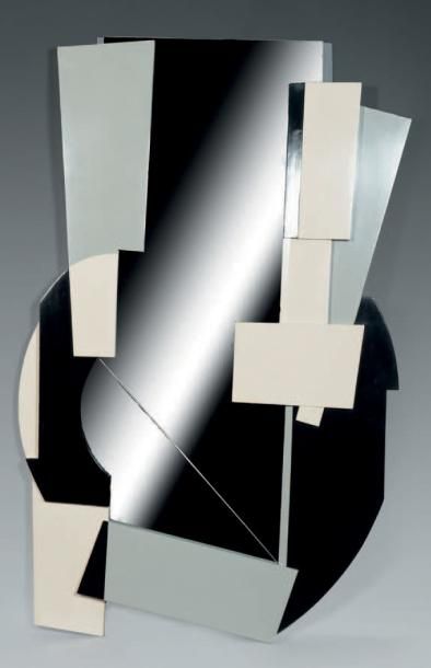 KOSTOULAS Vassilis 
Grand miroir à encadrement en bois sculpté laqué noir et blanc.
Signé...
