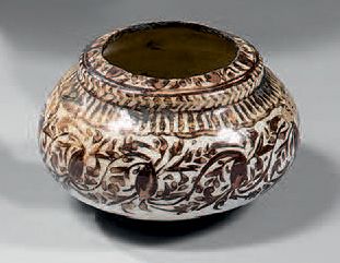 null Vase boule en céramique lustrée, Iran safavide, XVIIème siècle Panse bombée...