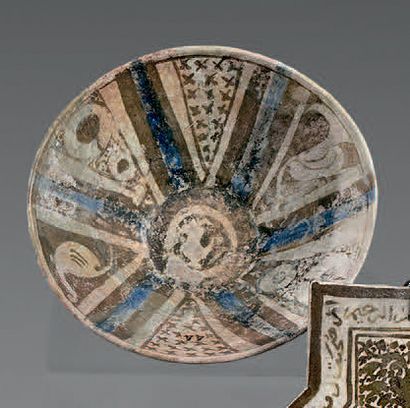 null Sept céramiques siliceuses persanes, XIIIème -XIVème siècle Grand vase à décor...