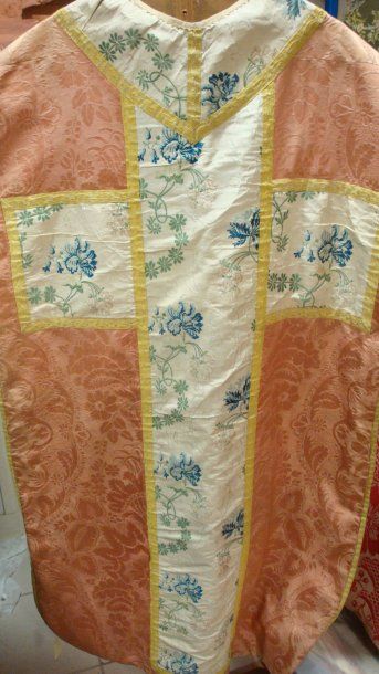 null Chasuble et voile huméral en gros de Tours jaune, XVIIIème siècle. Chasuble...