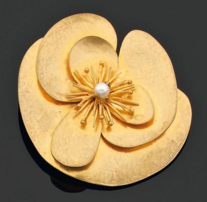 VAN DER STRAETEN Broche ''Nénuphar'' en laiton doré, le pistil serti d'une perle....