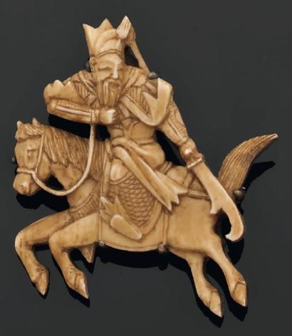 null Broche en os sculptée à décor de cavalier jouant au Bouzkachi, la monture en...