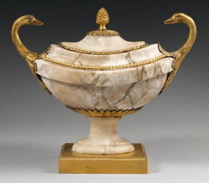 null Vase navette simulé, en marbre brèche beige. Monture de bronze doré à cols de...