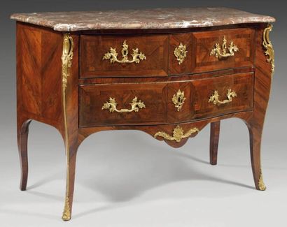 null Commode galbée, en placage de palissandre marqueté en feuilles dans des encadrements...