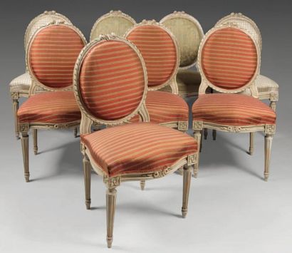 null Suite de quatorze chaises à dossier plat, en médaillon, en bois sculpté rechampi...