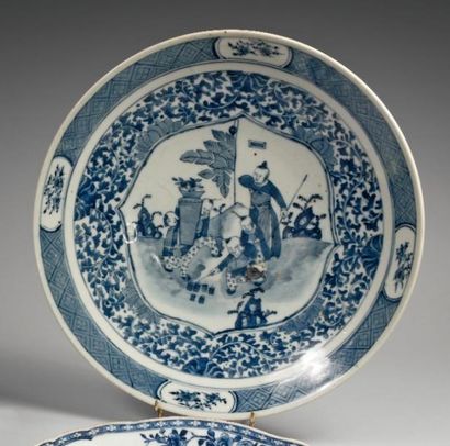 CHINE Plat rond décoré en bleu sous couverte d'une scène XVIIIème siècle