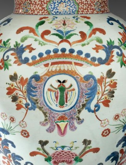 CHINE de COMMANDE Important vase de forme balustre en porcelaine, décor en émaux...