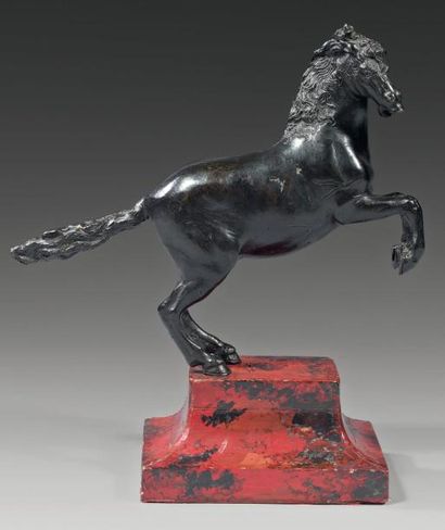 null Statuette représentant un cheval cabré, en bronze ciselé et patiné, la tête...
