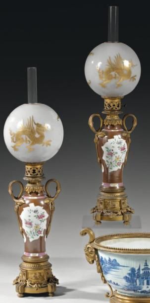 null Paire de lampes à pétrole, formées de vase en porcelaine à fond brun, décor...
