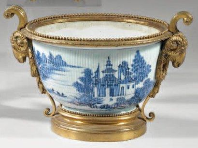 null Coupe ovale en porcelaine de la Chine, décor en camaïeu bleu d'un paysage lacustre...