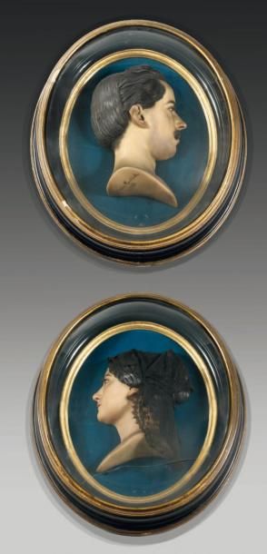 Jules CAKICH, 1851 Deux médaillons ovales, renfermant un couple, de profil, en cire,...