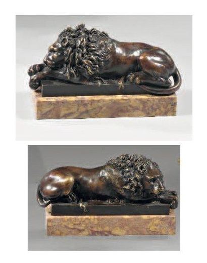null Paire de presse-papiers en bronze ciselé et patiné représentant des lions couchés...