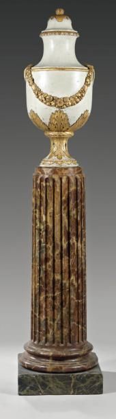 null Vase en bois sculpté relaqué crème et partiellement doré, à décor de feuilles...