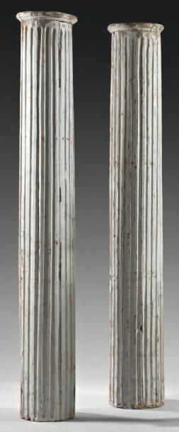 null Paire de colonnes en bois sculpté rechampi gris, décor de cannelures Travail...