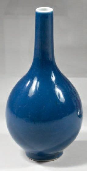 CHINE Vase bouteille monochrome à fond bleu Fin de la période Qianlong (1736 - 1795)....