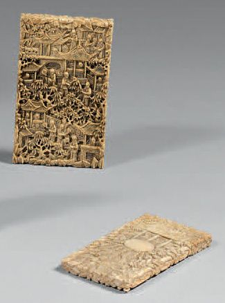 CHINE Canton
Deux porte-cartes en ivoire sculpté à décor de personnages dans une...