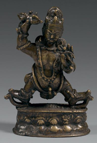 TIBET Statuette de Vajrapani debout sur un socle en forme de lotus, tenant le vajra...