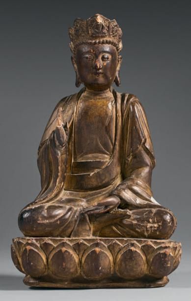 CHINE Statuette de Guanyin en bois à traces de laque or, assise en padmasana sur...