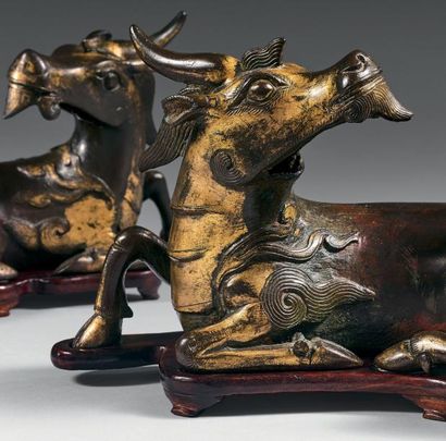 CHINE - Epoque YUAN (1279 - 1368) Paire de porte-miroir en bronze à patine brune...