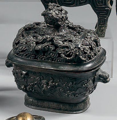 CHINE Brûle-parfum de forme ovale en bronze à patine brune à décor ciselé d'animaux...