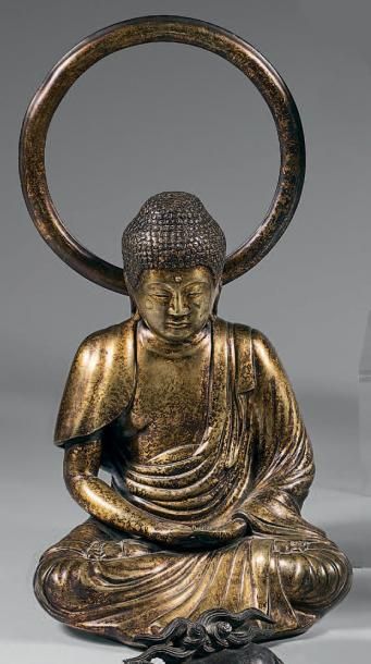 JAPON Statuette de bouddha en bronze à traces de laque or, assis en padmasana, les...