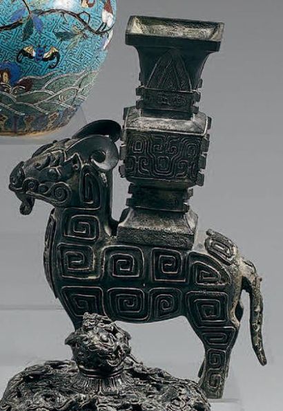 CHINE Vase de forme «fang gu» posé sur le dos d'un bouc archaïsant en bronze à patine...